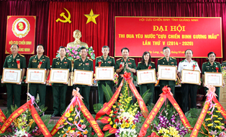 Trung tướng Nguyễn Văn Đạo, Phó Chủ tịch TƯ Hội CCB Việt Nam trao tặng bằng khen cho các cá nhân có thành tích nổi bật trong phong trào CCB gương mẫu 