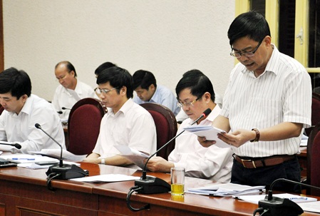 Đồng chí Trần Văn Lâm, Giám đốc Sở KH&ĐT báo cáo tình hình dự toán ngân sách năm 2014 tại hội nghị.
