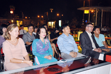 Đồng chí Vũ Thị Thu Thủy, Phó Chủ tịch UBND tỉnh tham dự chương trình.