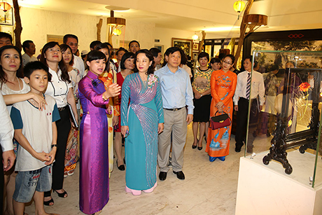 Đồng chí Vũ Thị Thu Thủy cùng các đại biểu, nhân dân tham quan phòng trưng bày tranh thêu tay XQ.