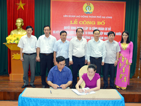 LĐLĐ TP Hạ Long tổ chức ký kết lại thoả ước lao động tập thể ở 10 DN ngoài nhà nước trên địa bàn thành phố nhân dịp Tháng Công nhân năm 2014.