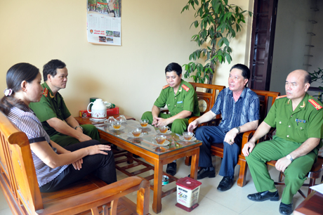 Ông Phạm Thanh Đan (áo kẻ ngồi bên phải) trao đổi việc quản lý, giáo dục, cảm hóa người lầm lỗi tại cộng đồng với Công an phường và các đoàn thể địa phương.