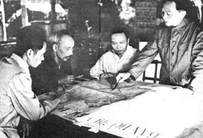 Chủ tịch Hồ Chí Minh và các đồng chí lãnh đạo Đảng quyết định mở Chiến dịch Điện Biên Phủ. (ảnh tư liệu)