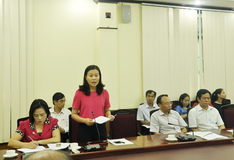 Đống chí Phạm Thuỳ Dương, Trưởng BQL Vịnh Hạ Long báo cáo về tiến độ chuẩn bị cho các hoạt động tại cuộc họp.
