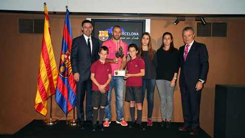 Mascherano nhận phần thưởng bên cạnh chủ tịch Bartomeu (ngoài cùng bên trái)