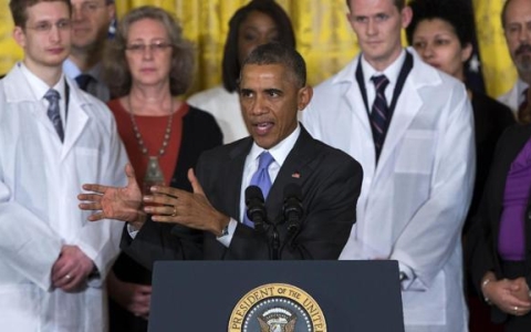  Tổng thống Mỹ Barack Obama phát biểu trước các nhân viên y tế Mỹ tham gia chiến đấu chống dịch Ebola tại Tây Phi (Ảnh Reuters)