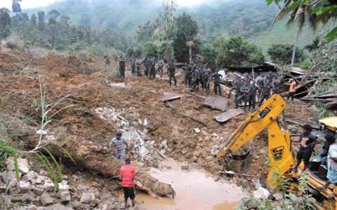 Lực lượng cứu hộ tiến hành tìm kiếm các nạn nhân vụ lở đất Sril Lanka (Ảnh Reuters)