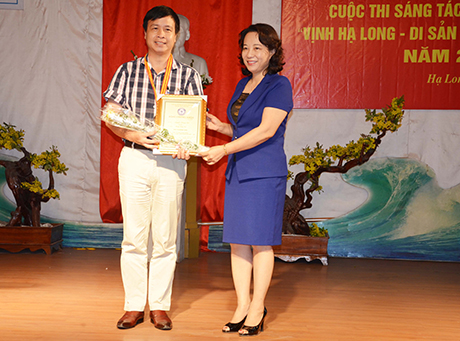 Đồng chí Vũ Thị Thu Thủy, Phó Chủ tịch UBND tỉnh, trao Huy chương Bạc cho tác giả Nguyễn Hoàng Hải.