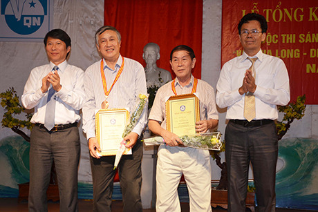Lãnh đạo Hội NSNA Việt Nam và Hội VHNT tỉnh trao Huy chương Đồng cho các tác giả.