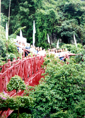 Cây cầu cho khách du lịch thăm hang Thiên Cung và Đầu Gỗ những năm du lịch Vịnh Hạ Long mới phát triển.
