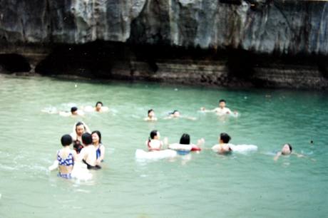 Thời những năm 70, 80, khi du lịch chưa phát triển, người dân TX Hồng Gai (nay là TP Hạ Long) vẫn thường ra chân các đảo đá trên Vịnh Hạ Long để tắm như thế này.