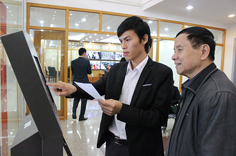 Người dân tra cứu thông tin tại hệ thống Ki ốt điện tử của Trung tâm Hành chính công tỉnh