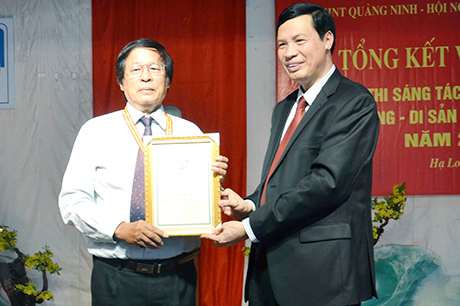 Đồng chí Nguyễn Đức Long, Phó Bí thư Tỉnh ủy, Chủ tịch HĐND tỉnh trao Huy chương Vàng cho tác giả Vũ Thành Chung.