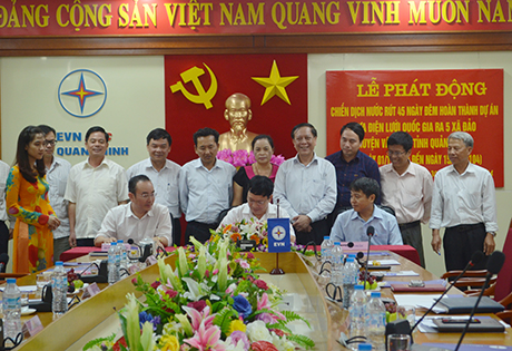 Lãnh đạo Công ty Điện lực Quảng Ninh, huyện Vân Đồn và các nhà thầu đã ký cam kết tiến độ thực hiện dự án