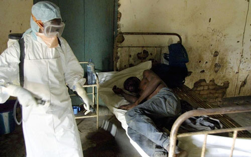 Chăm sóc bệnh nhân Ebola (Ảnh: KT)