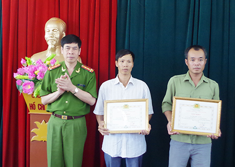 Đại tá Phí Văn Minh, Giám đốc CS PCCC tỉnh tặng giấy khen cho 2  cá nhân có thành tích xuất sắc