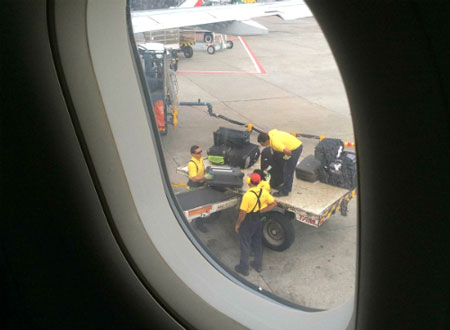 Cửa sổ phải được kéo lên khi máy bay chuẩn bị cất hoặc hạ cánh. Ảnh: Reuters