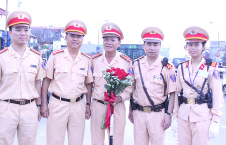 Lãnh đạo Phòng CSGT Hà Nội và các đồng nghiệp tặng hoa Thượng tá Đoàn trong buổi làm việc cuối cùng