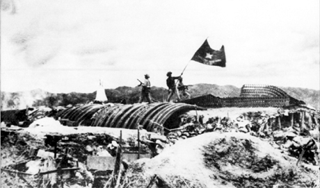 Sau 56 ngày đêm liên tục chiến đấu, chiều ngày 7-5-1954, lá cờ Quyết chiến quyết thắng của QĐND Việt Nam tung bay trên nóc hầm tướng Đờ-cát. Chiến dịch Điện Biên Phủ đã toàn thắng.