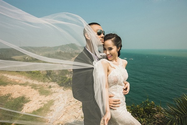 Hiện cặp đôi đang đi Pusan, Hàn Quốc để thực hiện bộ ảnh cưới khác. Quỳnh Nga chia sẻ, toàn bộ chi phí cho bộ ảnh mới thực hiện ở xử sở kim chi sẽ do Hàn Quốc tài trợ.