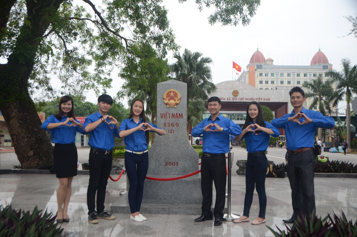 Tại Cửa khẩu Quốc tế Móng Cái, nhiều bạn trẻ TP Móng Cái đã khum tay hình trái tim và nở nụ cười tươi tắn chào đón du khách