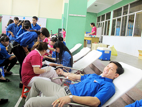 Nguyễn Trọng Quý (ngoài cùng) trực tiếp tham gia hiến máu trong chương trình “Ngày chủ nhật đỏ” vừa được tổ chức tại TP Cẩm Phả. (Ảnh do nhân vật cung cấp)