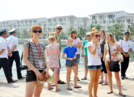 Khách du lịch quốc tế tại Cảng tàu du lịch Tuần Châu.