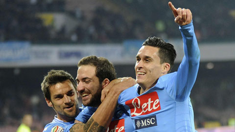 Higuain (giữa) sẽ “nổ súng” trận thứ 4 liên tiếp giúp Napoli giành chiến thắng?