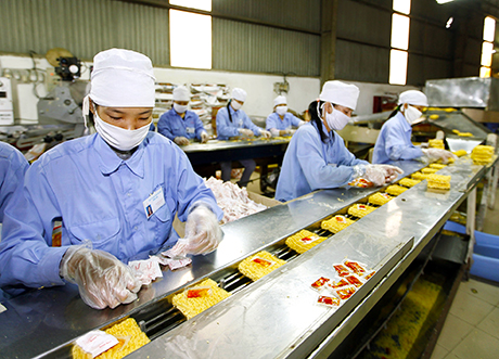 Sản xuất mì ăn liền đóng gói tại Công ty CP Thực phẩm kỹ nghệ Thái Lan. Ảnh: Nghĩa Hiếu