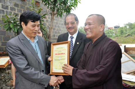 Đồng chí Nguyễn Tiến Mạnh, Tổng Biên tập Báo Quảng Ninh trao tặng giấy ghi nhận “Tấm lòng nhân ái” cho các tổ chức, cá nhân có lòng hảo tâm.