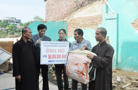 Đại diện Ban Trị sự Giáo hội Phật giáo Việt Nam tỉnh Quảng Ninh trao hỗ trợ cho gia đình chị Tô Thị Hường.
