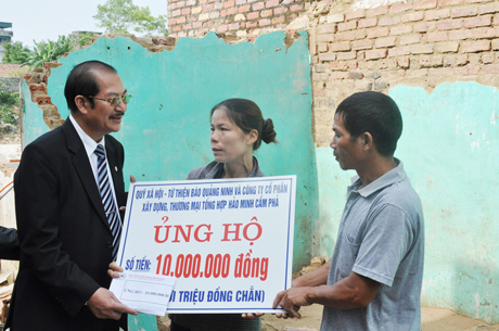 Đại diện Công ty TNHH Cổ phần Xây dựng, thương mại tổng hợp Hảo Minh (TP Cẩm Phả) trao hỗ trợ cho gia đình chị Tô Thị Hường.