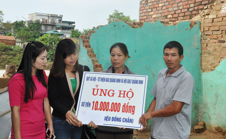 Đại diện Hội Golf Quảng Ninh trao hỗ trợ cho gia đình chị Tô Thị Hường.