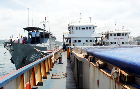 Tàu vận chuyển than, quặng do Đội KSHQ số 2 Cục Hải quan Quảng Ninh bắt giữ tháng 6-2014.