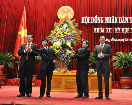 Các đồng chí lãnh đạo tỉnh tặng hoa chúc mừng MTTQ tỉnh.