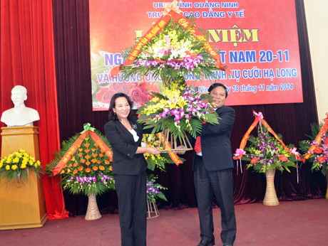Đồng chí Vũ Thị Thu Thủy, Phó Chủ tịch UBND tỉnh tặng hoa chúc mừng thầy trò nhà trường