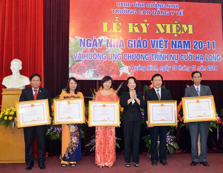 Đồng chí Vũ Thị Thu Thủy, Phó Chủ tịch UBND trao Bằng khen của Thủ tướng Chính phủ cho 5 cá nhân có thành tích xuất sắc