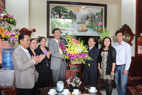 Đồng chí Nguyễn Văn Đọc, Phó Bí thư Tỉnh ủy, Chủ tịch UBND tỉnh tặng hoa chúc mừng đồng chí Lưu Xuân Giới.