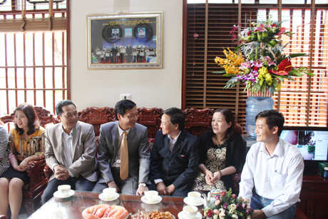 Đồng chí Nguyễn Văn Đọc, Chủ tịch UBND tỉnh trò chuyện với Nhà giáo Nhân dân Lưu Xuân Giới.