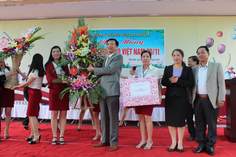Chủ tịch UBND tỉnh Nguyễn Văn Đọc tặng hoa chúc mừng cô, trò Trường mầm non Hoa Phượng (thị trấn Mạo Khê, Đông Triều).