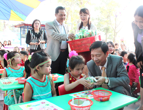 Chủ tịch UBND tỉnh Nguyễn Văn Đọc phát quà cho các cháu mẫu giáo Trường mầm non Hoa Phượng.
