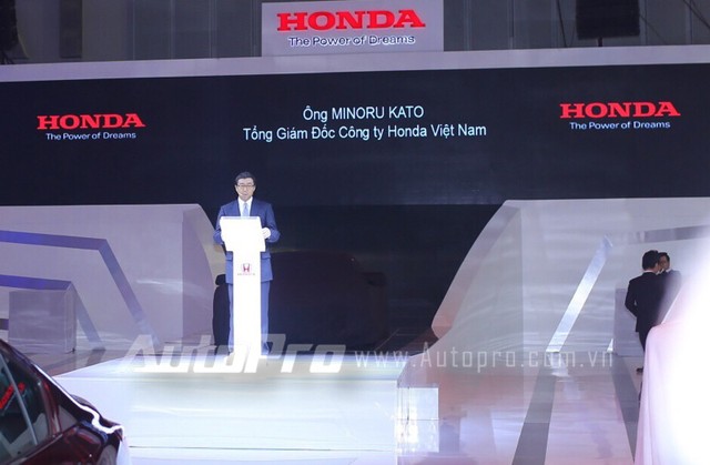 Ông Minoru Kato, Tổng giám đốc công ty Honda Việt Nam phát biểu tại gian trưng bày của hãng