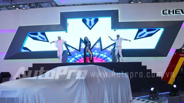 Giang Hồng Ngọc trình diễn trên sân khấu chính của Chevrolet