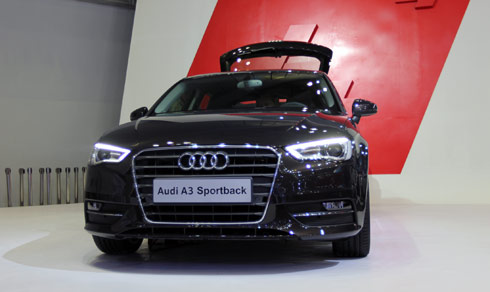 Audi A3 Sportback với lưới tản nhiệt hình thang ngược và cụm đèn LED định vị ban ngày đăc trưng của Audi.