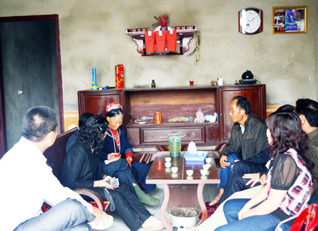 Cán bộ Hội VNDG Quảng Ninh sưu tầm văn học dân gian tại gia đình một nghệ nhân người Dao ở xã Quảng La (Hoành Bồ).