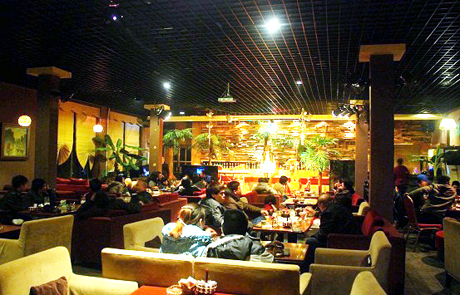 Không gian ấm cúng, sang trọng của Café Nam Phong rất được khách du lịch khi tới Quảng Ninh yêu thích.