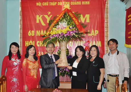Đồng chí Vũ Thị Thu Thủy, Phó Chủ tịch UBND tỉnh tặng hoa Hội Chữ thập đỏ tỉnh.