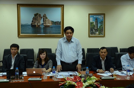 Đồng chsi Mai Vũ Tuấn, Giám đốc Sở TT-TT báo cáo tình hình thực hiện nhiệm vụ năm 24014 của ngành với đoàn giám sát