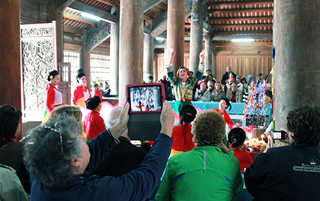 Khách quốc tế nghe hát Ba Giá Đồng tại Đình Cốc trong tour du lịch thăm Quảng Yên. Ảnh: Ngô Đình Dũng