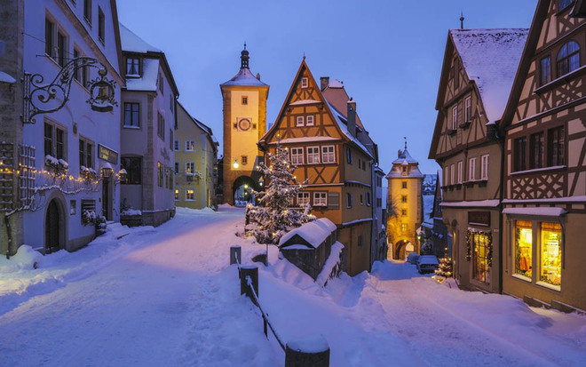 Nhiều du khách khi đặt chân tới thị trấn cổ Rothenburg ob der Tauber ở Đức đều có cảm xúc giống như mình đang lạc bước vào một địa điểm thần thoại nào đó trong câu chuyện cổ Grimm.